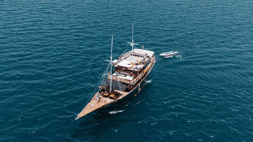 Komodo Tour, Komodo Island tour, Komodo Boat Tour, Komodo island boat tour, Komodo Island Trip, Tour to Komodo