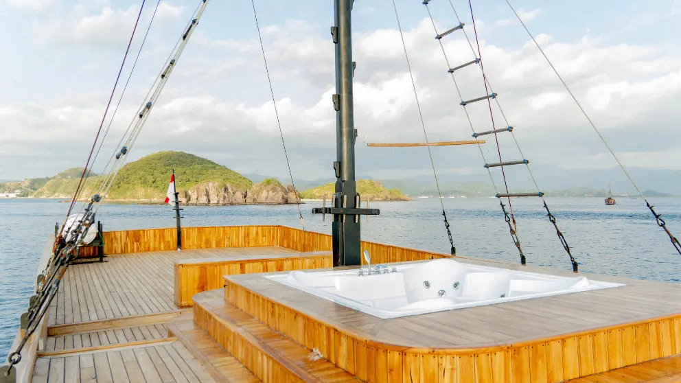 Komodo Tour, Komodo Island tour, Komodo Boat Tour, Komodo island boat tour, Komodo Island Trip, Tour to Komodo