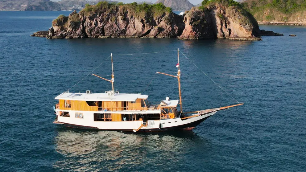 Komodo Tour, Komodo Island tour, Komodo Boat Tour, Komodo island boat tour, Komodo Island Trip, Tour to Komodo