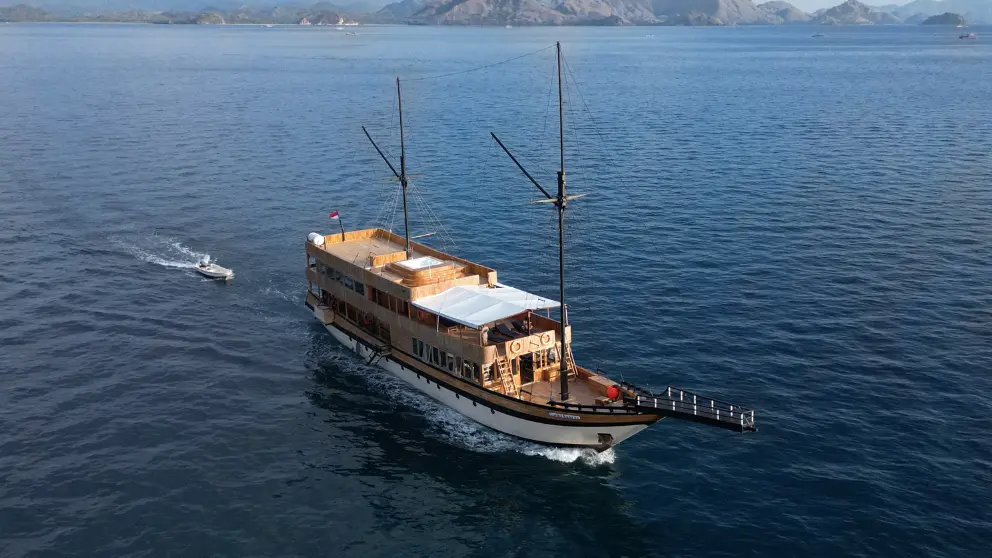 Komodo Tour, Komodo Island tour, Komodo Boat Tour, Komodo island boat tour, Komodo Island Trip, Tour to Komodo