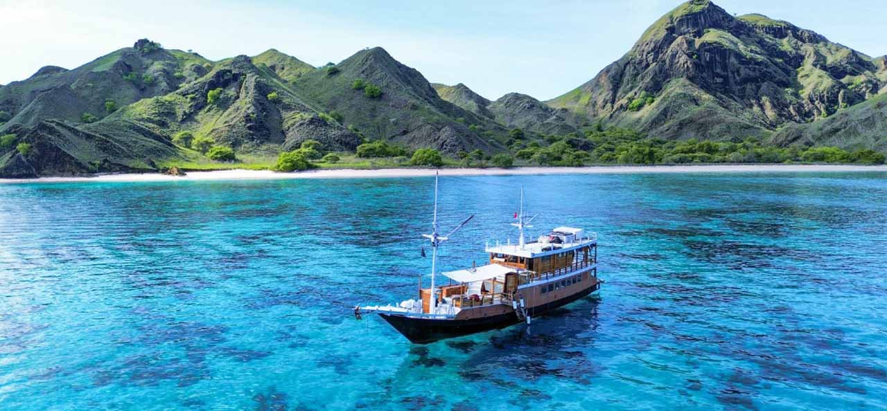 Komodo Tour, Komodo Island tour, Komodo Boat Tour, Komodo island boat tour, Komodo Island Trip, Tour to Komodo